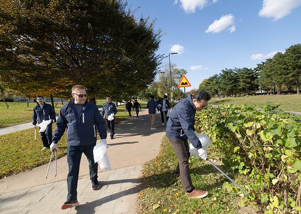 Korean Air And Delta Air Lines Join Hands For Han River Clean Up