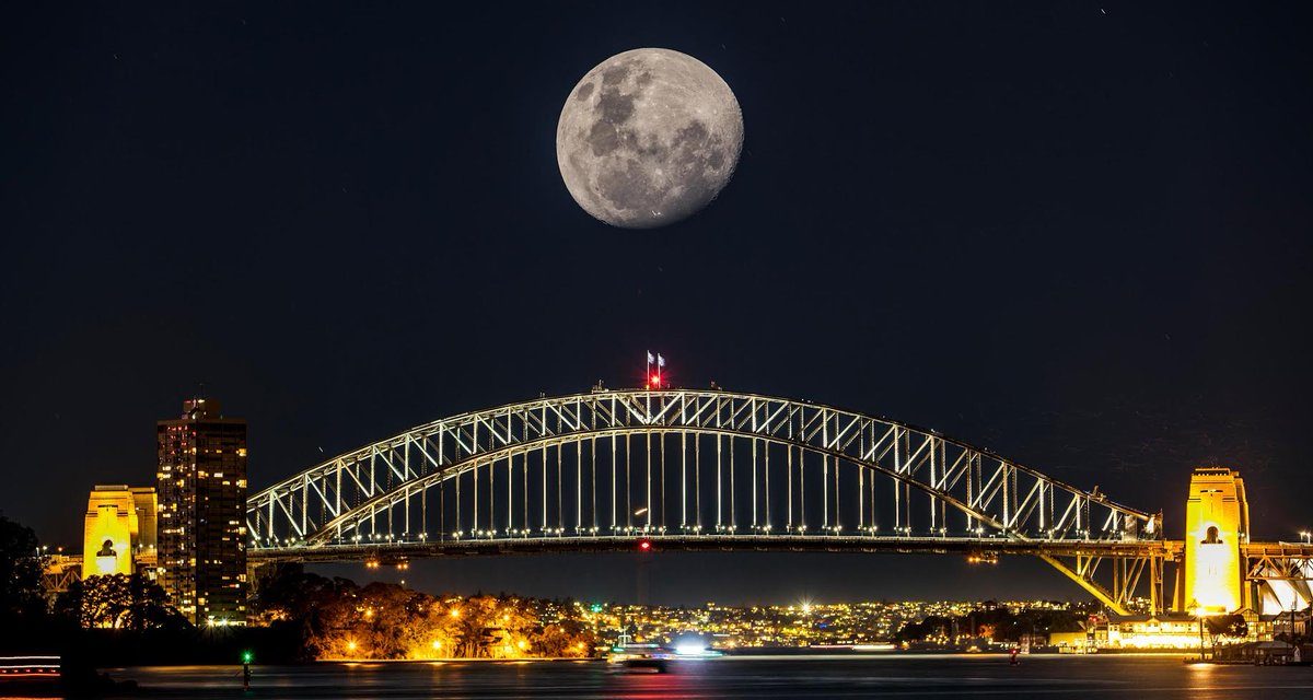 Qantas Passengers Get Sky-High View of Supermoon Eclipse