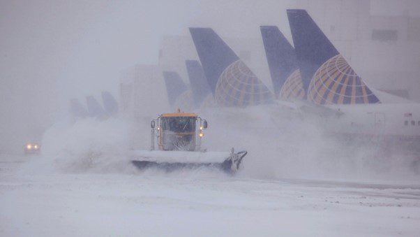 US-Airport-in-snow-storm