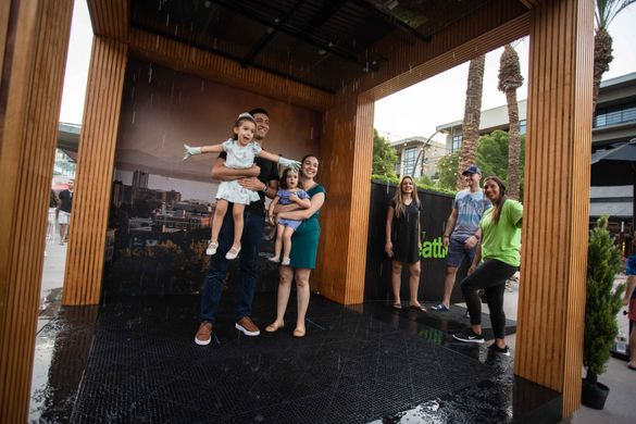 Traveling ‘Kissing in the Rain’ Booth Surprises Warm-Weather Cities with the Magic and Romance of a Rainy Seattle Day