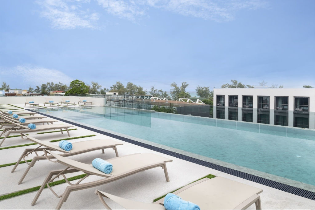 onoX Phuket Karon features a rooftop infinity pool and bar where travellers can chill out by day or night