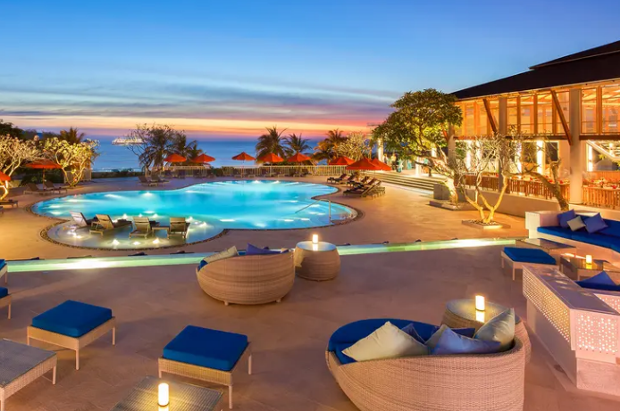 Stylish Waikiki Urban Oasis with Daily Breakfast & Nightly Cocktails