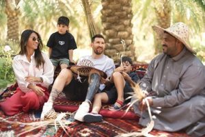 Leo Messi and family were given some insider tips on the art of palm weaving