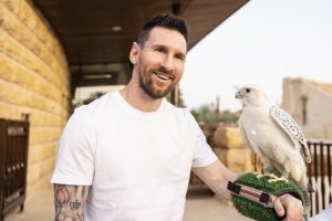 Leo Messi with the white falcon in Diriyah