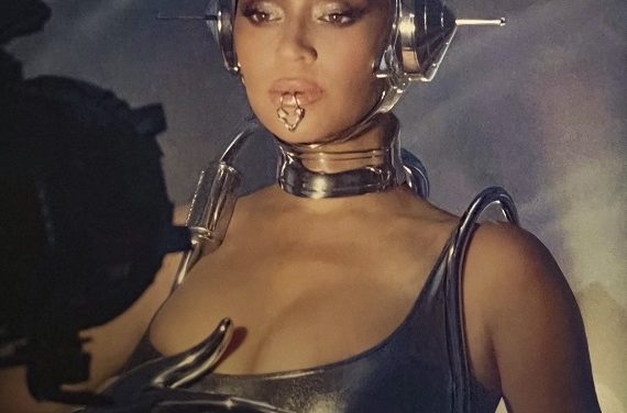 Beyoncé Shines in Metallic Suit on World Tour!