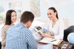 A young man and a woman came to the travel agency.