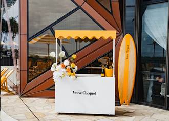 Langham’s Luxe Summer: Veuve & Burger Pool Bar Bash