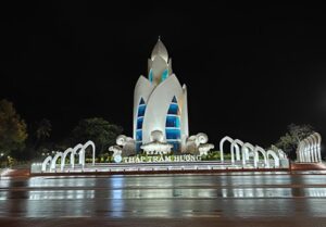 Monument @ the main square of Nha Trang