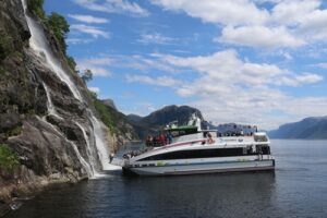 Hengjanefossen is one of the most popular stopping points for sightseeing boats.
