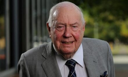 Queensland Tourism Pioneer Sir Frank Moore Passes at 94