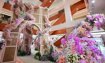 Central Chidlom Blooms for 77th with Avant Gardena Magic