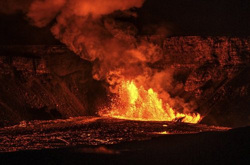 Kīlauea Volcano’s Fiery Eruption: A Majestic Hawaiian Marvel