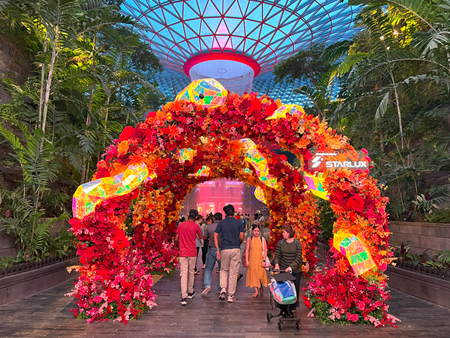 🔹 Jewel Changi Airport Shatters Footfall Records!