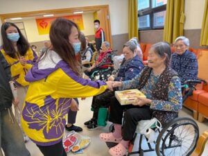 The volunteers presented gifts to the elderly to express their care as well as their sincere blessings