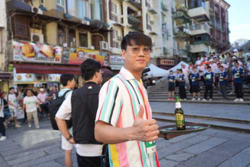 2. Lisboeta Macau representatives showcase exceptional skills and balance in unique and nostalgic Macanese-Portuguese attire