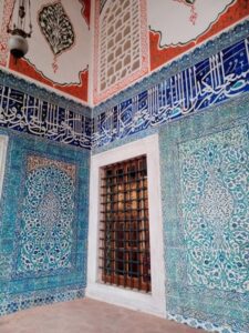 Iznik tilework inside Hünkâr Kasrı