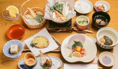 Savor seasonal cuisine as you discover the Nakasendō's lesser-travelled Minoji route. (Oku Japan)