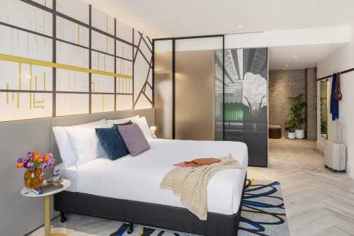 hotel-indigo-melb-littlecollins-king-suite-rm923-005_923_KING_BED_SUITE_AND724__KING_BED_SUITE_CITYVIEW_ADDITIONAL_LIVING AREA_BALCONY