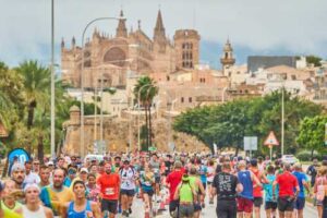 mallorca-corredores-frente-a-la-catedral