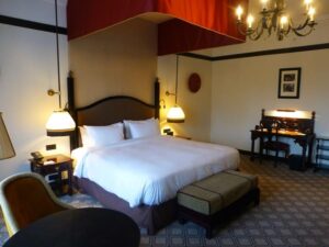 A comfortable bedroom at Hotel des Indes