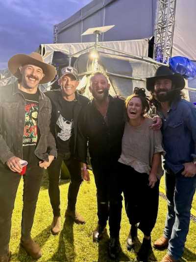A good time had by all – (l-r) Nick Wolfe, Casey Barnes, Tom Wolfe, Kasey Chambers, Alex Laska (Kingswood)