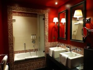 An elegant bathroom at Hotel des Indes