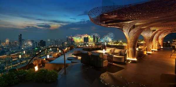 Le Du Kaan Lights Up Loy Krathong with a Joyful Temple Fair