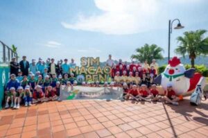 Golfers Chan Shih-Chang and Ding Wenyi took a photo with the students who participated in the “School Golf Discovery Day.”