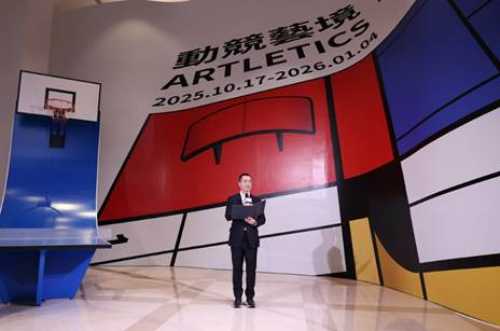 Mr. Lawrence Ho, Chairman and CEO of Melco Resorts & Entertainment, delivers speech at the opening ceremony