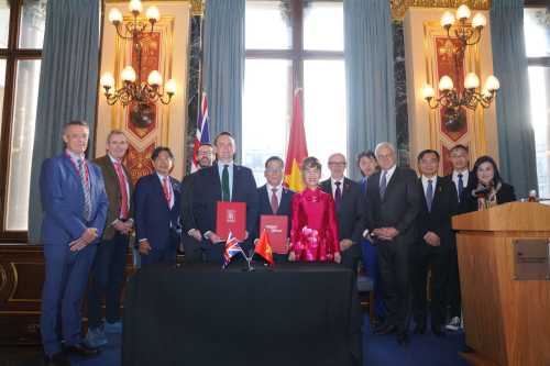 Vietjet Seals $3.8B Rolls-Royce Deal and 100 Airbus Orders