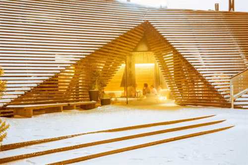 Winter warmth at Löyly’s seaside sauna. Photo Yiping Feng & Ling Yuang Helsinki Partners