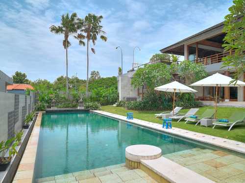 04 Villa Aiko - Calming pool and garden lawn