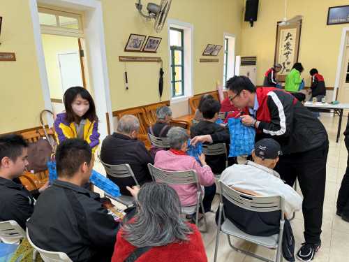 4. The volunteer team members presented the gifts to the center members and brought the visit to a joyful close