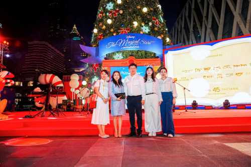 Elaine Wu (second from left) attending the Christmas tree lighting ceremony.