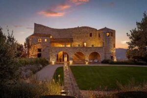 PRIVATE FESTIVE RETREATS