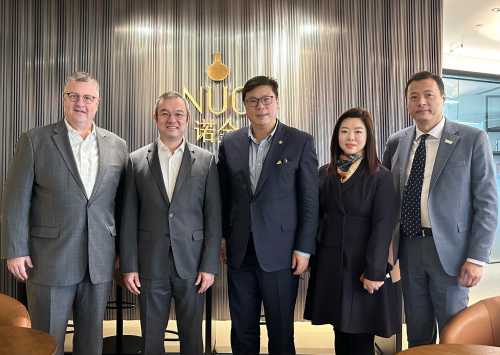 Senior executives from Centara Hotels & Resorts and NUO International Hotel Management Co., Ltd.