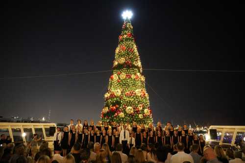 Queen Elizabeth 2 Unwraps a Magical Festive Season Afloat