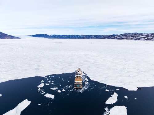 Aqua Lares - Exterior - Svalbard & The Arctic Circle - 08 © Aqua Expeditions