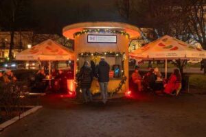 Helsinki Distilling Company’s kiosk is a popular spot even in the winter darkness. Photo RRubio Media