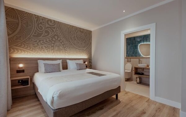 Tahiti 2026: Business-Class Skies, Bold Bites, Wild Isles