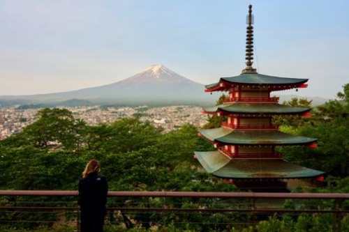 Romantasy Retreats Escaping Into Enchanted Worlds