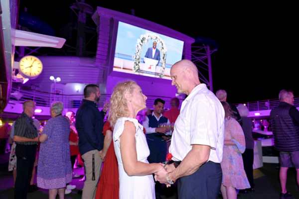 Carnival Hosts Valentine’s Vow Renewals at Sea