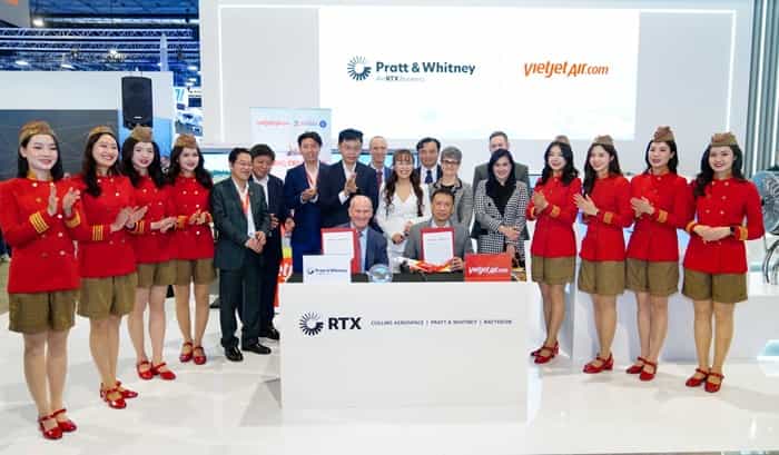 Vietjet Managing Director Nguyen Thanh Son (right) and Rick Deurloo, President of Commercial Engines, Pratt & Whitney (left), exchange the agreement to select engines and engine maintenance services for 44