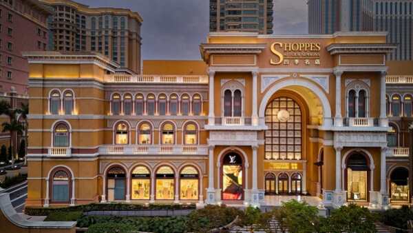Shoppes at Four Seasons: Luxury Retail Icon