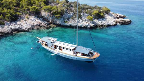 YMA Yachting Enters Greece, Adds COSMOS to Fleet