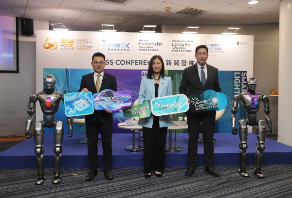 Jenny Koo, Deputy Executive Director of the HKTDC (centre)