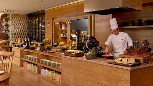 Grand Hyatt Singapore Unveils Stories of Orchard Tour