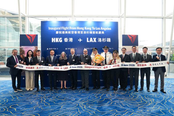 Jeff Moomaw, Vice President Asia Pacific at Delta Air Lines (6th from the left), Julie Eadeh, U.S. Consul General Hong Kong & Macau (5th from the left), William Ho, Executive Director Corporate Development at Hong Kong International Airport (4th from the left), and Rofia Larsson, Vice President, Global Tourism Development at Los Angeles Tourism & Convention Board (2nd from the left), at the ribbon cutting ceremony at the departure gate of Hong Kong International Airport.