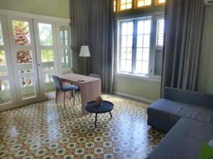 Living room of one-bedroom apartment at 't Klooster