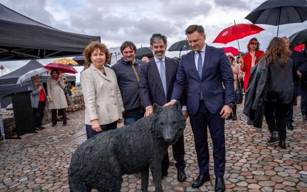 Wolves Unite Vilnius and Rome on Gediminas Hill